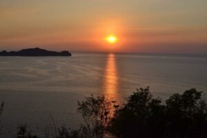 Bago ka sumuko na lang basta, tanungin mo muna siya kung nung panahon ba na ayaw na niya, sinukuan ka ba?