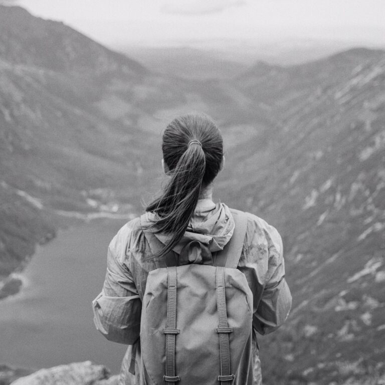 Para sa Babaeng Malayo ang Nararating